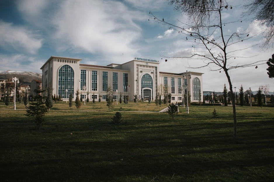 Moderní budova sídla Most Lead Academy zalitá sluncem